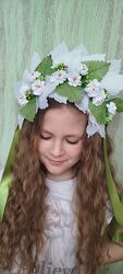 Віночок весняний з листя і білих квітів український