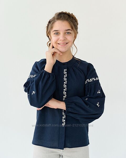Лляна вишиванка для дівчинки темно синя на застібці ґудзик 
