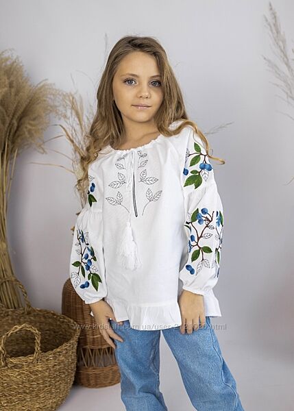 Вишиванка для дівчинки біла ягоди 