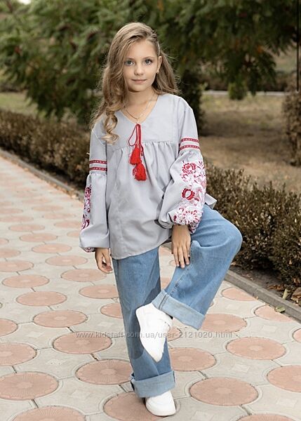 Вишиванка для дівчинки сіра 