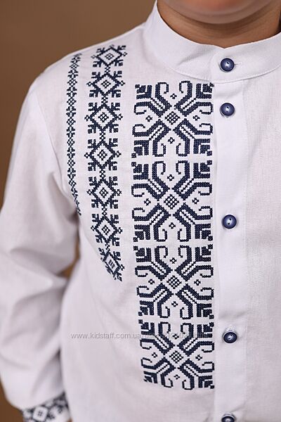 Вишиванка біла для хлопчика з синім орнаментом шкільна на ґудзиках