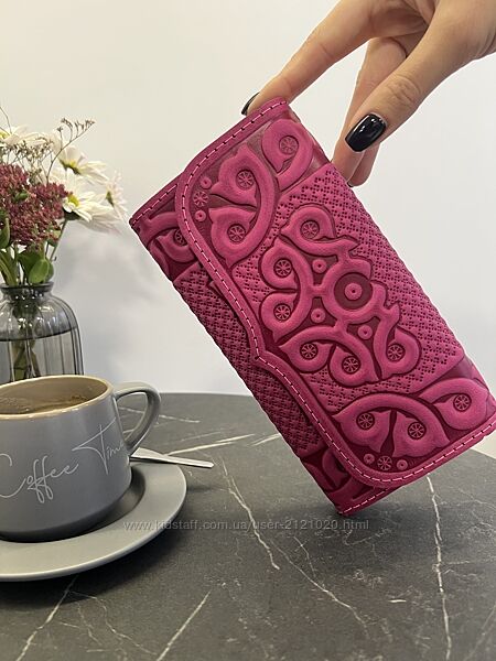 Шкіряний рожевий гаманець жіночий з тисненням 