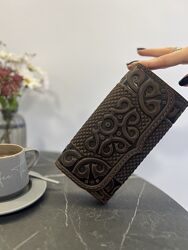 Гаманець коричневий шкіряний жіночий з тисненням, 