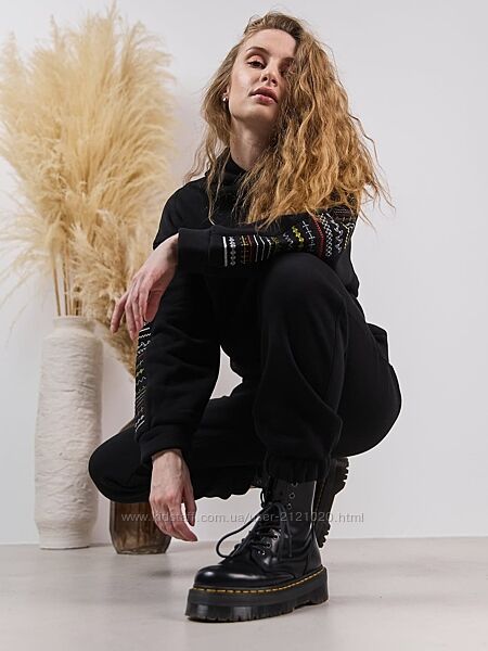 Костюм утеплений чорний з вишивкою етно жіночий,
