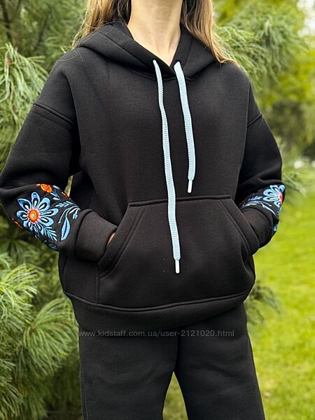 Костюм чорний утеплений для дівчинки з вишивкою 