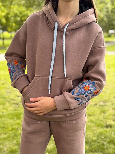 Костюм бежевий утеплений для дівчинки з вишивкою 