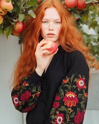 Вишиванка чорна лляна жіноча Петриківка 