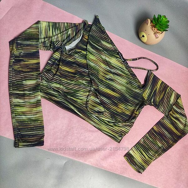 Укорочений топ з довгими рукавами та вирізами