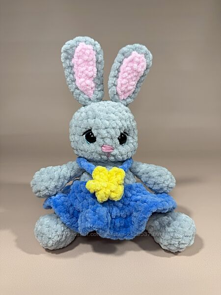 Вязана іграшка Зайка у сукні