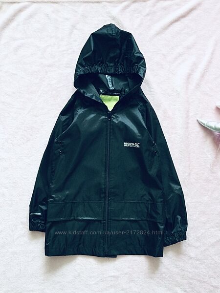 Два розміри 3-4 і 7-8 Дощовики Regatta. є скриті кишені, на капюшоні гумка 