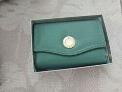 Зелёный кошелек с золотистым декором и белым камнем под опал