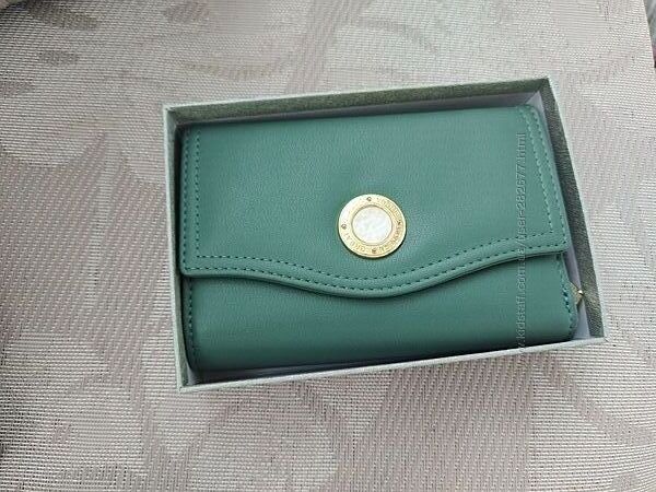 Зелёный кошелек с золотистым декором и белым камнем  под опал