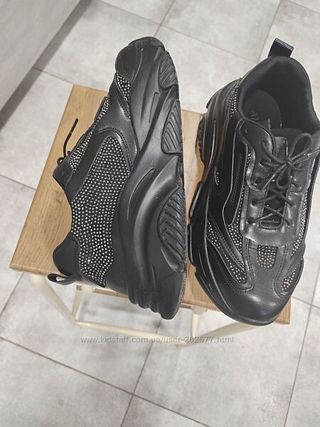 Кроссовки Miraton в стразах на толстой подошве 38 размер