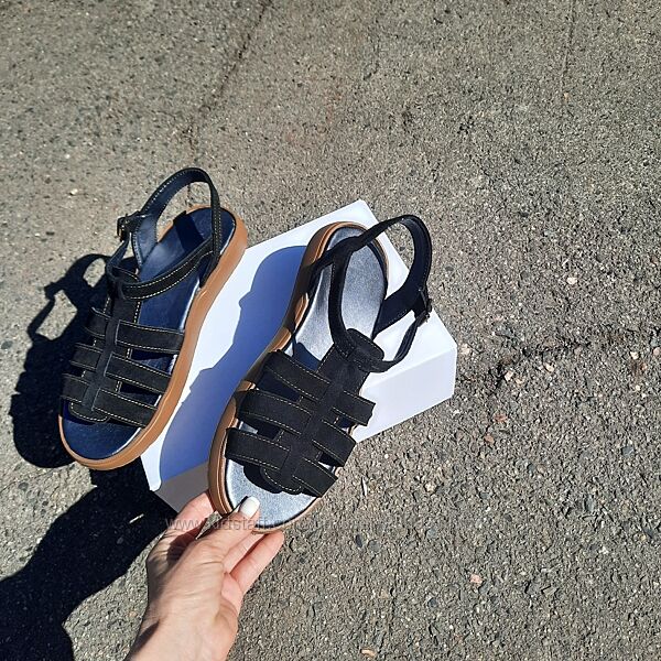 Босоніжки на широку ніжку 