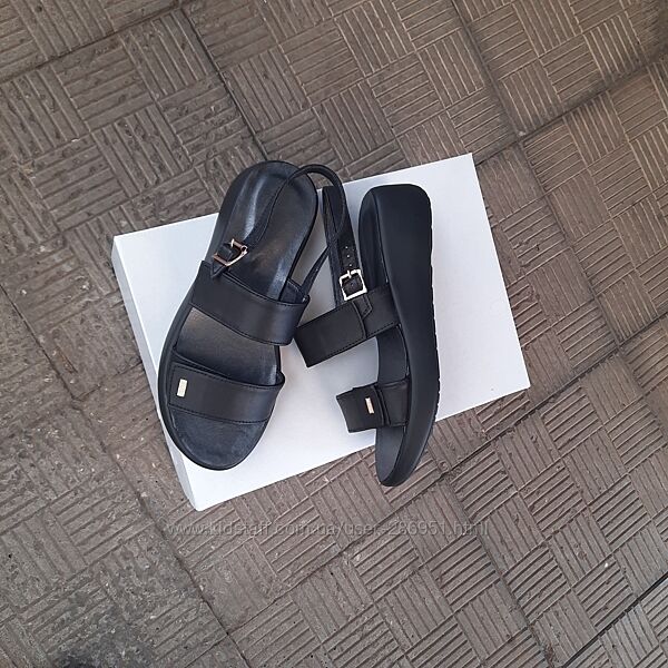 Босоніжки на ліпучках