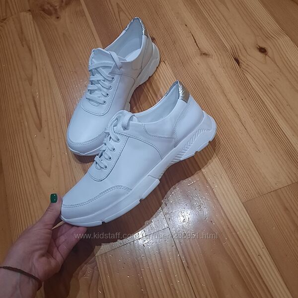 Кросівки білесенькі